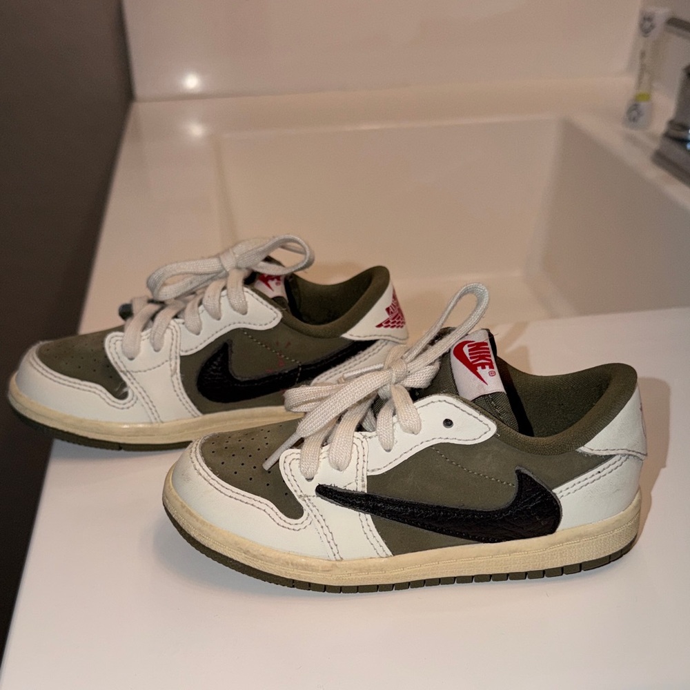 Nike Kids Low-Top Sneakers in Olive, White & Black with Red Details
